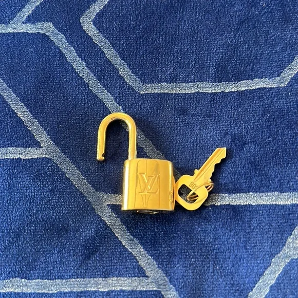 Authentic Louis vuitton Lock&Key #306 - Picture 3 of 3